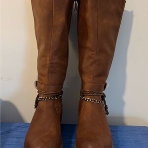 Elegant Brown Boots with Chain Detail